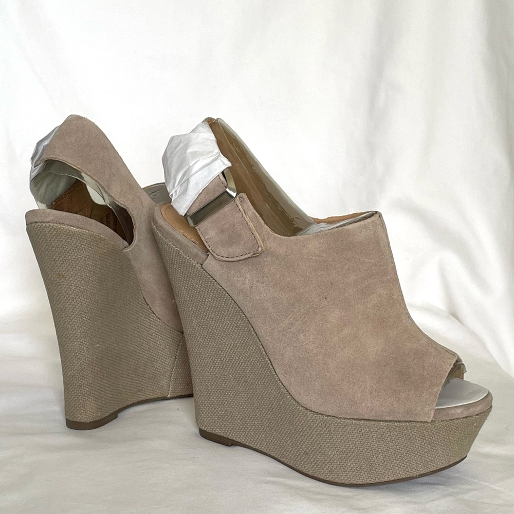STEVE MADDEN WARDENN WEDGE HEELS. TAUPE SUEDE. SIZE 6. NEW!